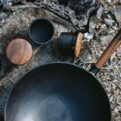 Skeppshult Pfeffer- & Kräutermühle Großer Swing In Walnuss 11 Skeppshult Pfeffer- & Kräutermühle Großer Swing In Walnuss -KitchenAid Shop 0865T Skeppshult Wokpfanne aus Gusseisen Stimmungsbild neu l