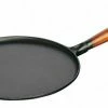 Staub Crepespfanne Aus Gusseisen Mit Holzgriff 28 Cm 2 Staub Crepespfanne Aus Gusseisen Mit Holzgriff 28 Cm -KitchenAid Shop 405095250 1212823 xl
