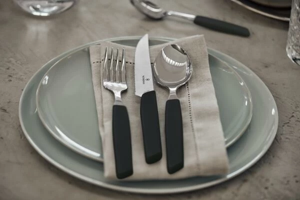 Victorinox Swiss Modern Besteck-Set Mit Steakmessern, 12-teilig, Schwarz 4 Victorinox Swiss Modern Besteck-Set Mit Steakmessern, 12-teilig, Schwarz – Bild 2