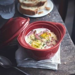 Emile Henry Mini-Auflaufform "Egg Nest" In Grand Cru -KitchenAid Shop EH 8409 Amb Oeuf EggNest EggCocotte CreamHam V