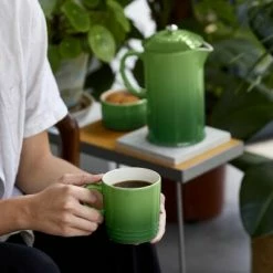 Le Creuset Becher 0,35 Liter In Bamboo Green -KitchenAid Shop LC 20201221 UK LS YC BAMBOOCOLL2021 033