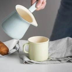 Riess Emaille Riess Kaffeekocher Aus Emaille In Türkis 8 Riess Emaille Riess Kaffeekocher Aus Emaille In Türkis -KitchenAid Shop RIESS AMBIENTE CLASSIC Pastell Bunt Kaffeekocher C highres