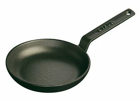 Staub Mini Bratpfanne Aus Gusseisen In Schwarz 3 Staub Mini Bratpfanne Aus Gusseisen In Schwarz